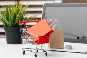 concepto-compra-linea-carro-compras-laptop-escritorio_127657-3689.jpg
